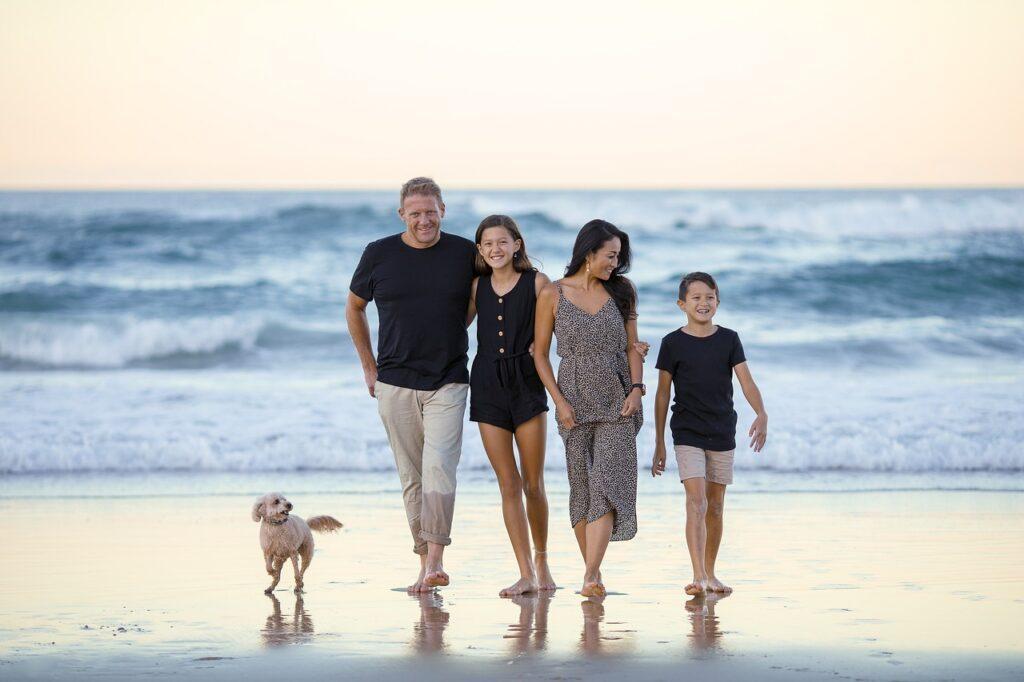 Familia en la playa de República Dominicana