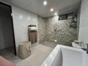 Apartamento en Evaristo Morales baño