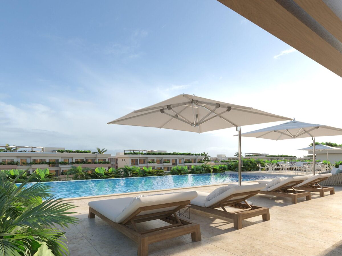 Roof top con piscina infinity de una torre de City Place Luxury Condos