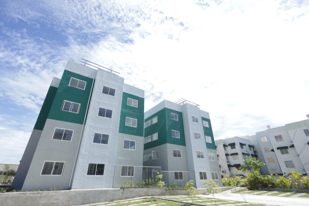 Fachada de edificios del Residencial Caroni Colinas del Río