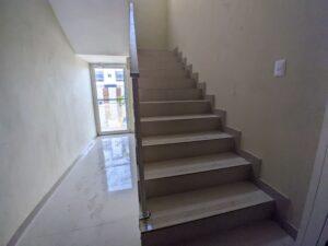 Amplias escaleras de acceso de los edificios de Estancia del Este Boca Chica
