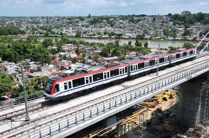Vagones del Metro a su paso por Santa Cruz de Villa Mella, en Santo Domingo Norte