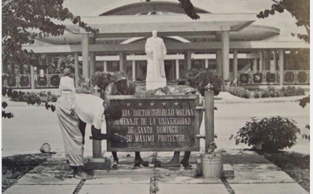 Estatua de Trujillo en la sede de la UASD