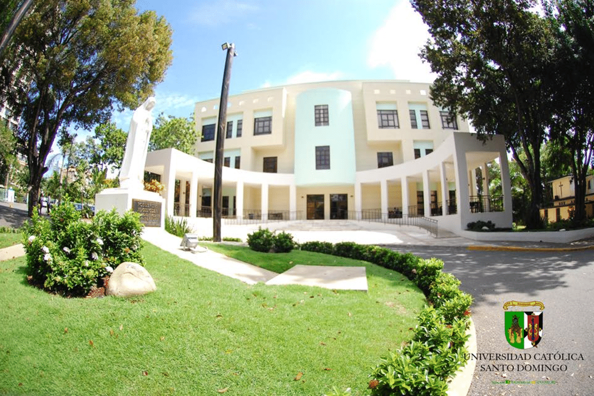 Fachada de edificio principal de la Universidad Católica de Santo Domingo