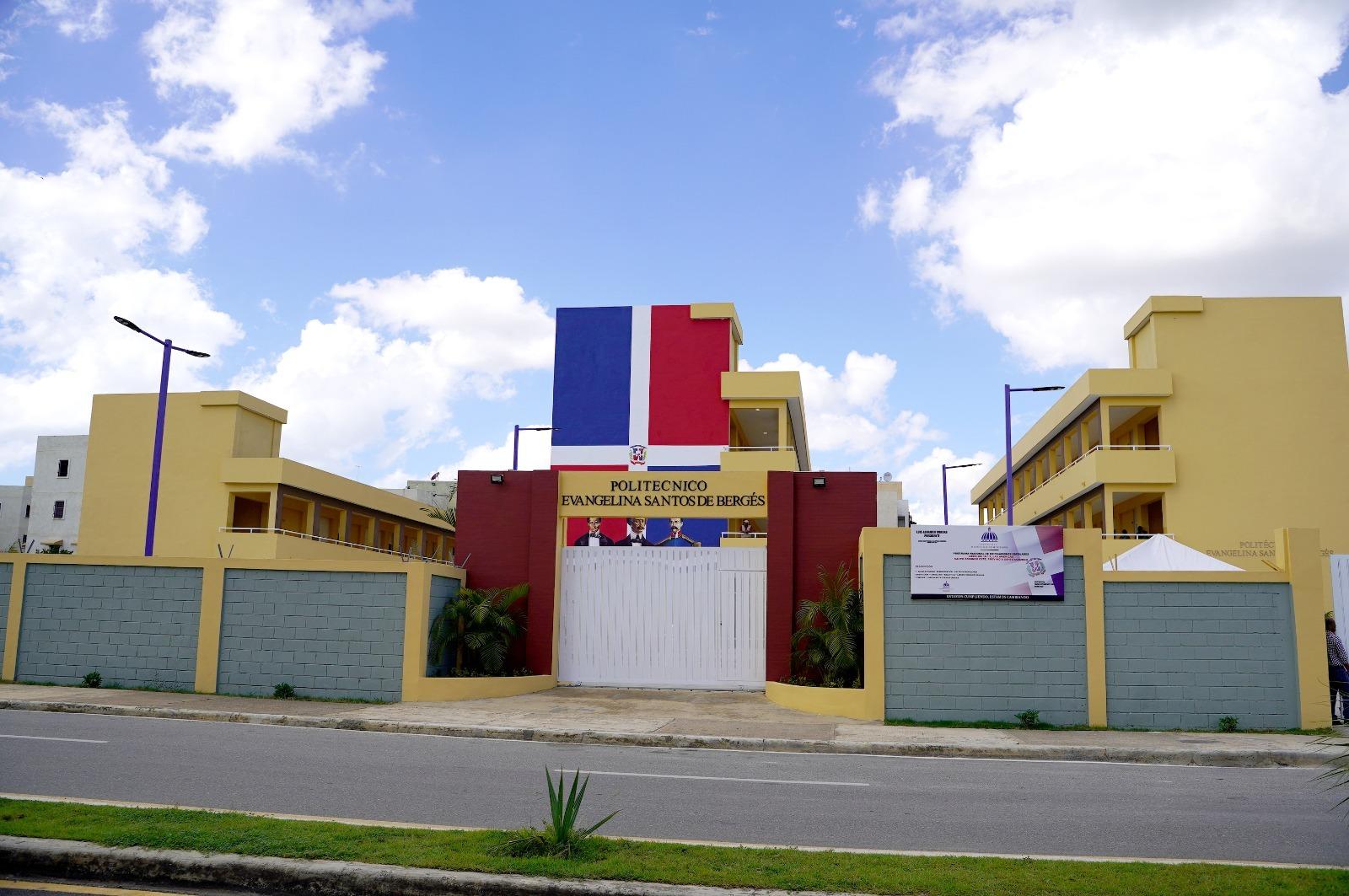 Fachada frontal de la Escuela de Ciudad Juan Bosch