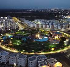 Vista de drone nocturna con el parque tematico de energía renovable