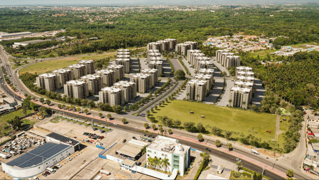 Vista de Drone de Green Park: render superpuesto sobre el terreno frente a la Avenida Jacobo Majluta. Green park es uno de los proyectos que viene a diversificar la oferta de vivienda en Santo Domingo Norte.