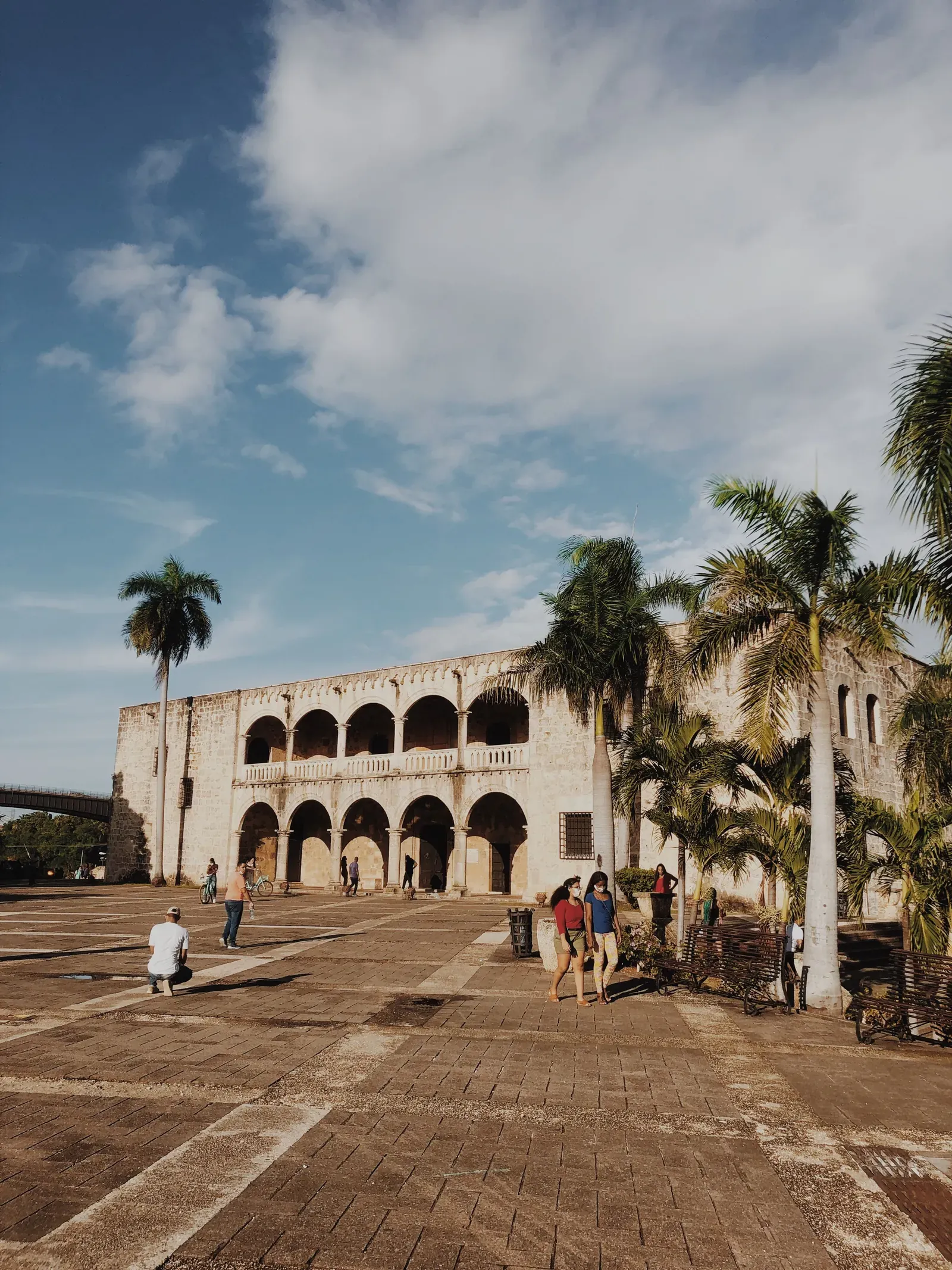 Zona Colonial Santo Domingo: Guía inmobiliaria del vibrante casco antigüo de la ciudad 7 Alcázar de Colón visto desde la Plaza de España, en la Ciudad Colonial de Santo Domingo