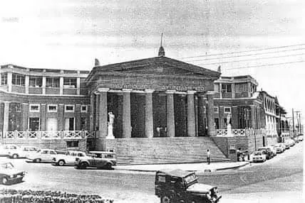 Foto antigua en blanco y negro del Palacio del Ayuntamiento de Santo Domingo, con columnas, frontón y escalinata