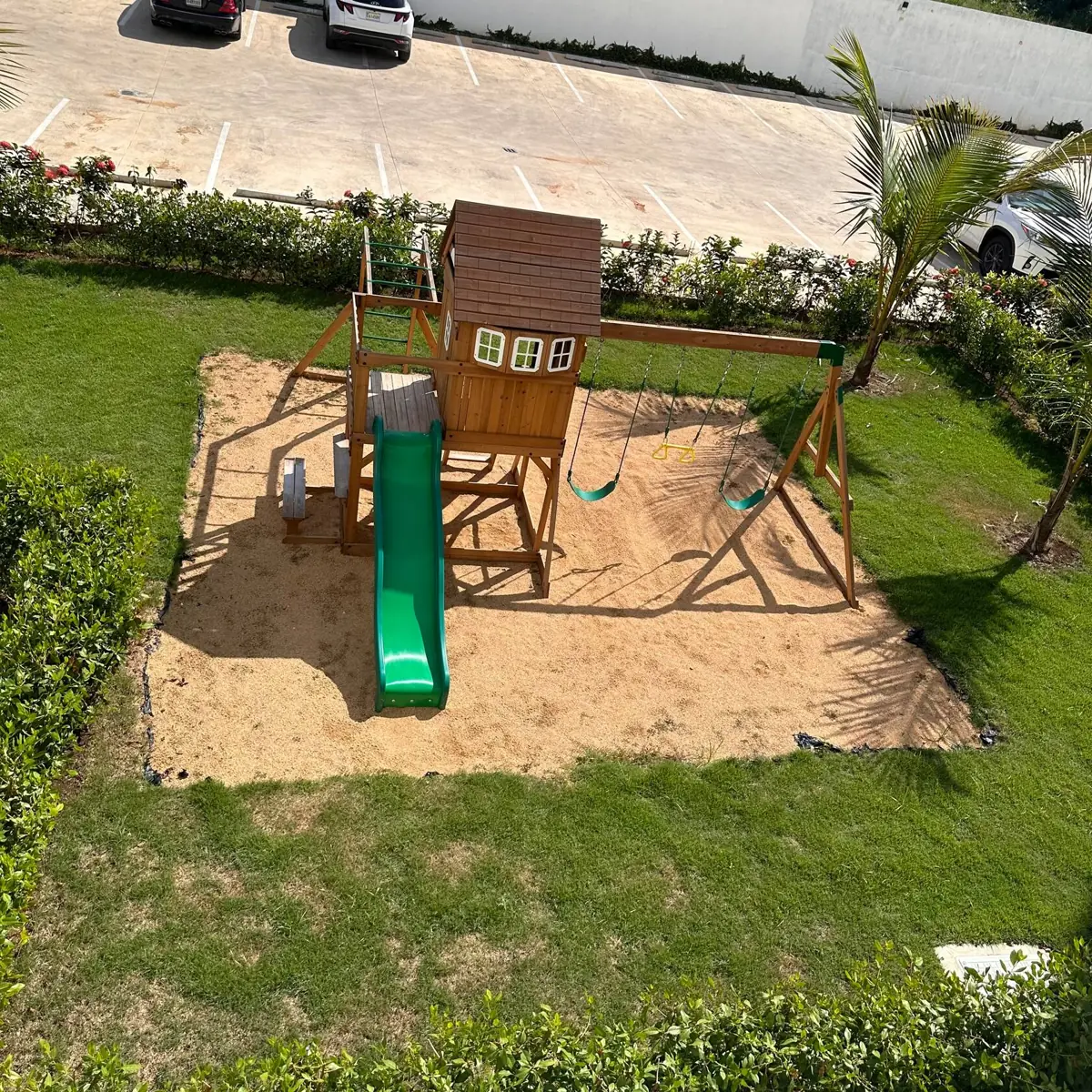 Área de juegos infantil con tobogán y columpios en Tepuy Juan Dolio
