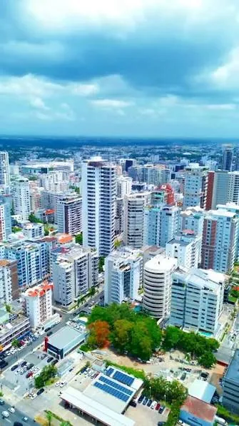 Piantini Santo Domingo: Guía de precios 2026 y cómo es vivir en el sector más caro de la capital 4 Vista aérea de las torres de apartamentos de Piantini, con edificios altos entre zonas verdes, en Santo Domingo