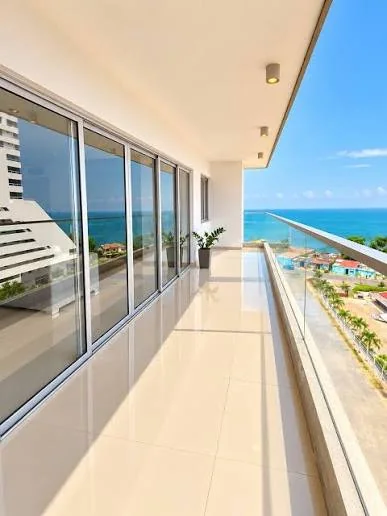 Balcón con baranda de cristal y vista al mar en Civil Tower Oceance Avenida España