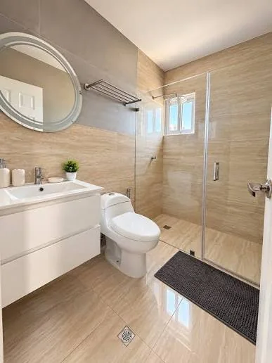 Baño con ducha de cristal y mueble flotante en Civil Tower Oceance