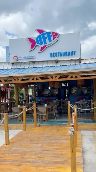 Fachada de Boca Chica Fried Fish con su letrero de pez y la terraza de madera
