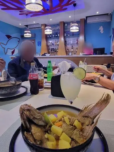 Sopa de pescado en el salón de Boca Chica Fried Fish, con la barra al fondo