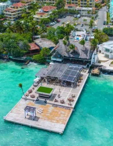 Vista aérea de la terraza de Boca Marina que entra en el agua turquesa de la playa de Boca Chica