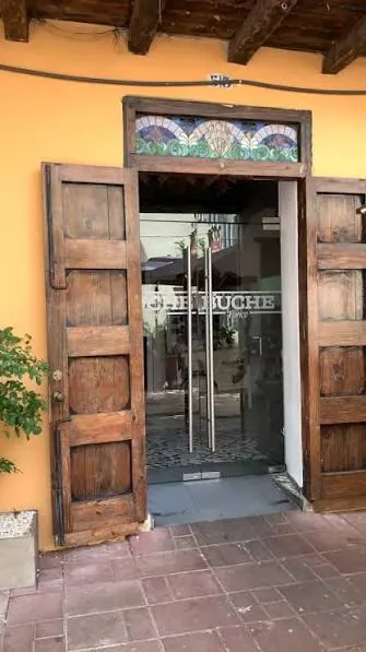 Puerta colonial de madera de la entrada de Buche Perico en la calle El Conde, Santo Domingo