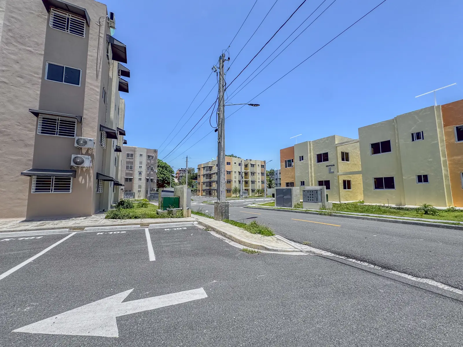 Calles internas asfaltadas del Residencial Don Galo J. Mariot
