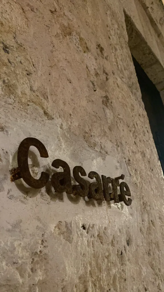 Letrero de Casarré en un muro de piedra coralina en la Zona Colonial de Santo Domingo
