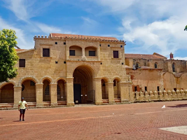 Catedral Primada de América, con sus arcos de piedra coralina, en la Ciudad Colonial de Santo Domingo, Distrito Nacional | La Catedral Primada de América, construida entre 1514 y 1542 con piedra coralina. Es la catedral más antigua del continente y todavía celebra misa.