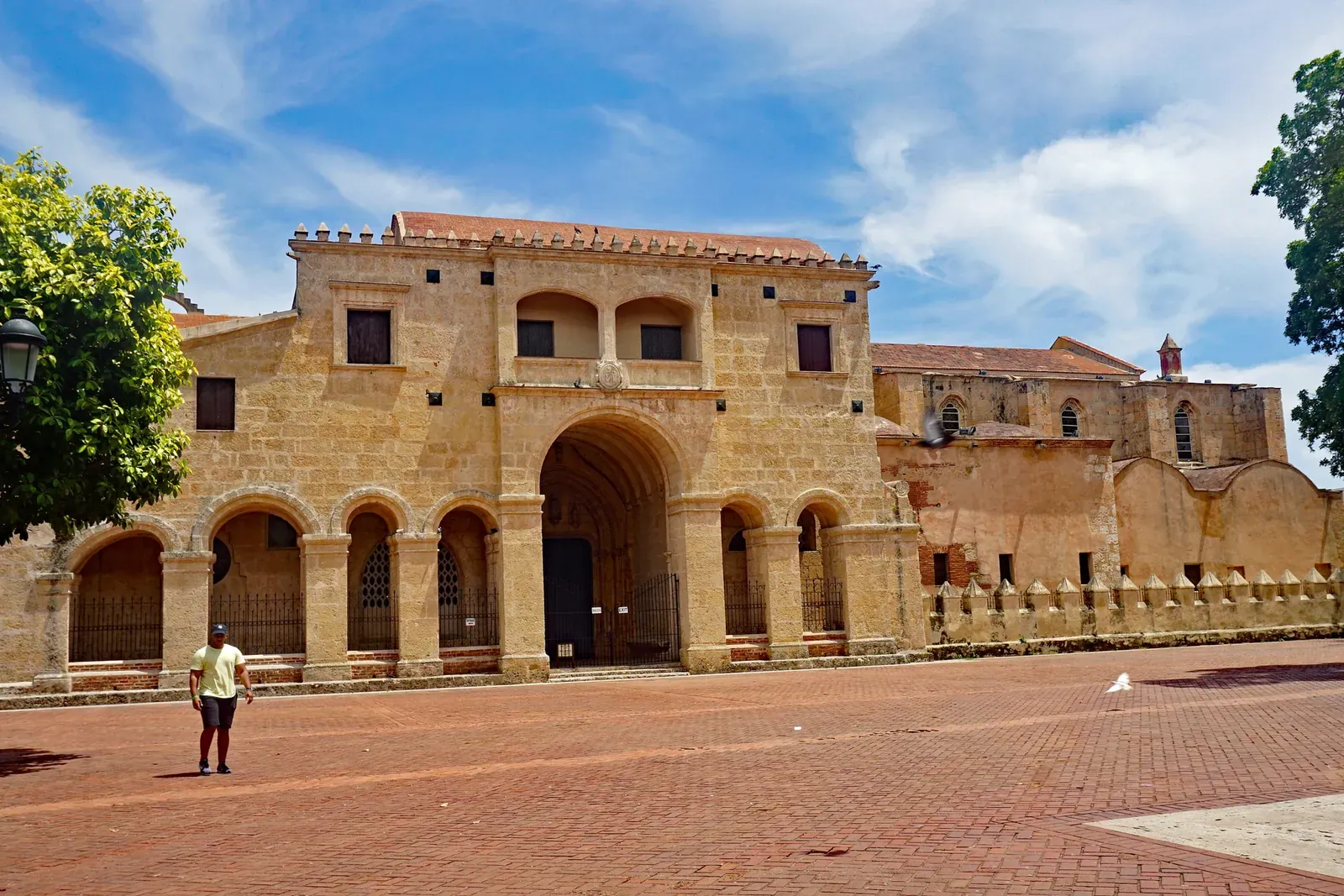 Zona Colonial Santo Domingo: Guía inmobiliaria del vibrante casco antigüo de la ciudad 6 Catedral Primada de América, con sus arcos de piedra coralina, en la Ciudad Colonial de Santo Domingo, Distrito Nacional