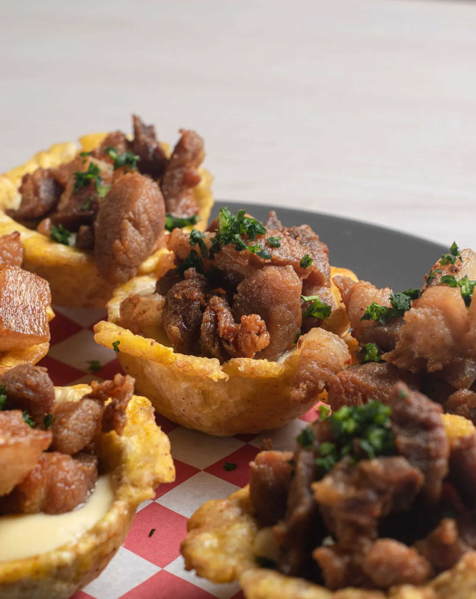 Trozos de chicharrón de cerdo servidos en canastitas de plátano, el plato que hizo famosa a Villa Mella