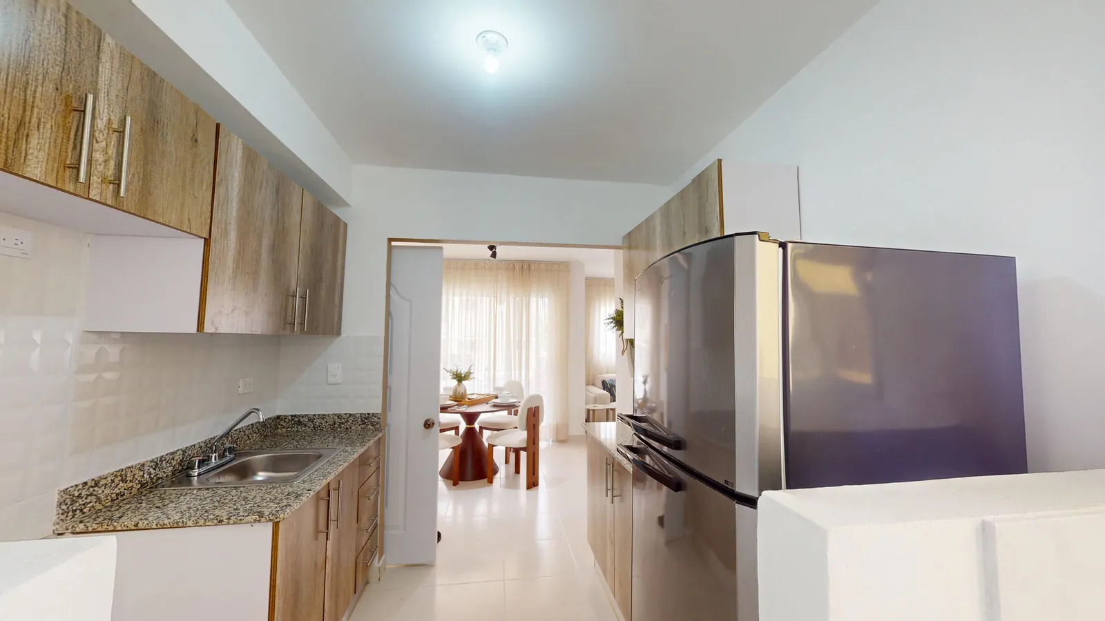 Cocina abierta al comedor en el apartamento modelo del Residencial Don Galo J. Mariot