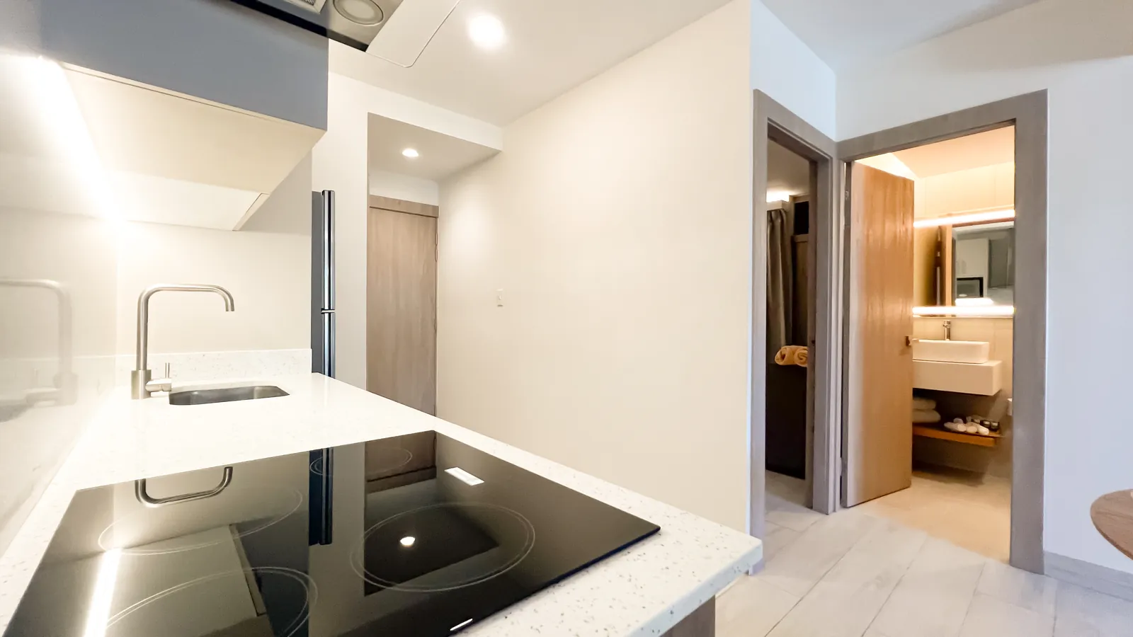 Cocina abierta con estufa de inducción del apartamento modelo de Cruise On Land Punta Cana
