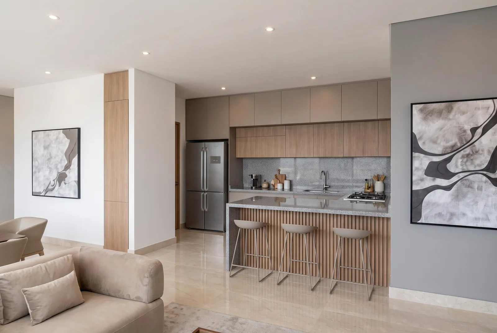Cocina abierta con isla y desayunador en un apartamento de Brisas de las Colinas 8, render ilustrativo