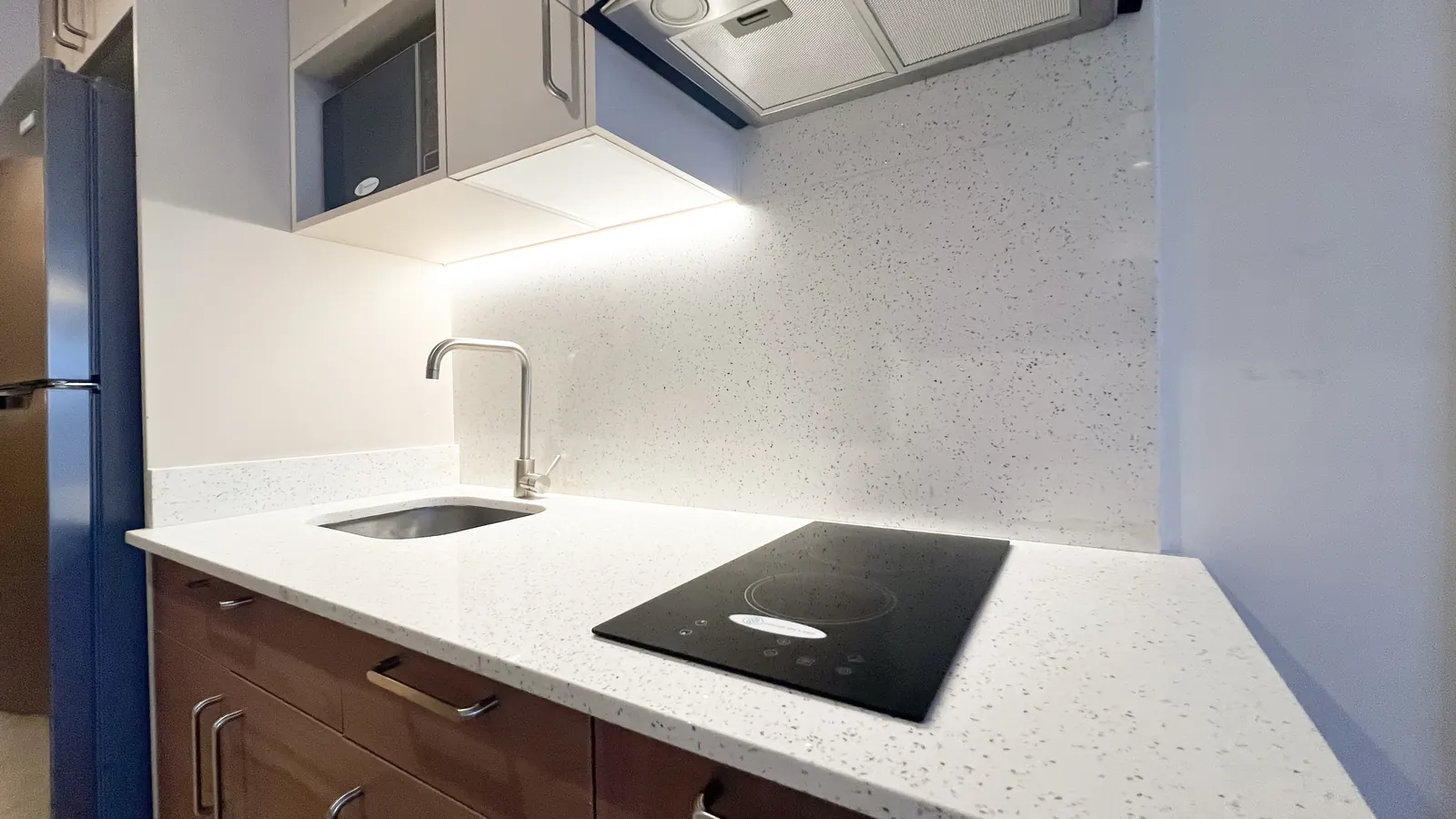 Cocina modular con tope de granito y estufa de inducción del apartamento modelo de Cruise On Land