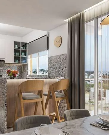 Cocina con desayunador y vista a la ciudad en Julio Adriano Residences
