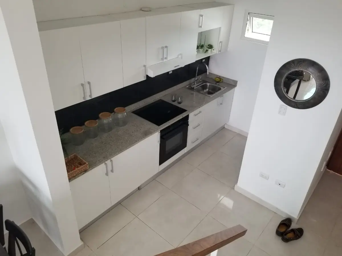Cocina terminada con gabinetes blancos y horno empotrado en Tepuy Juan Dolio