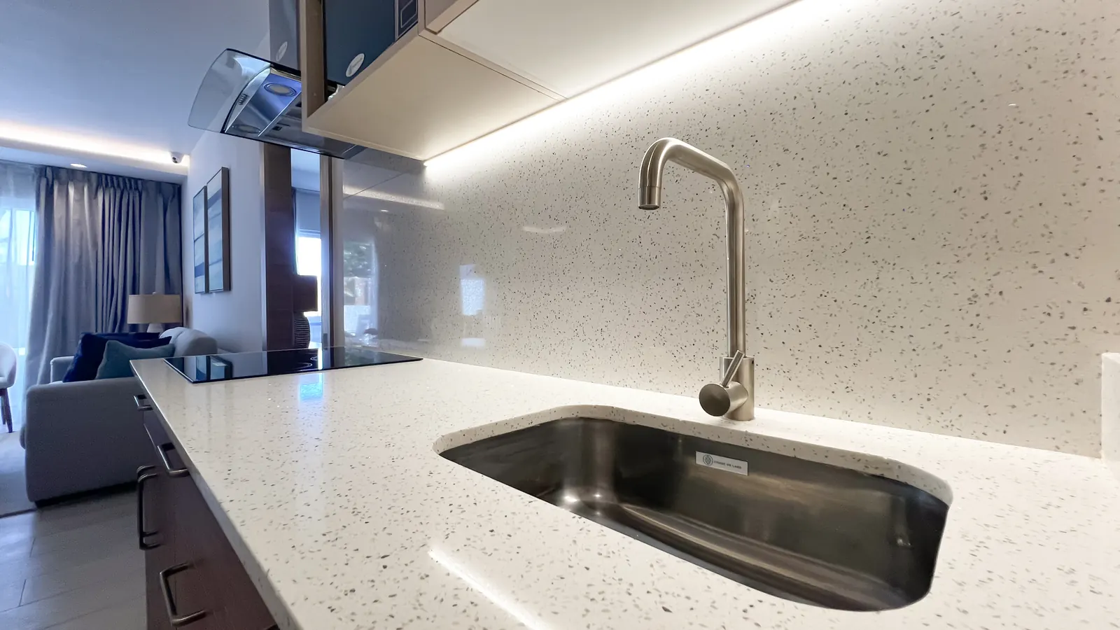 Fregadero y tope de granito de la cocina del apartamento modelo de Cruise On Land