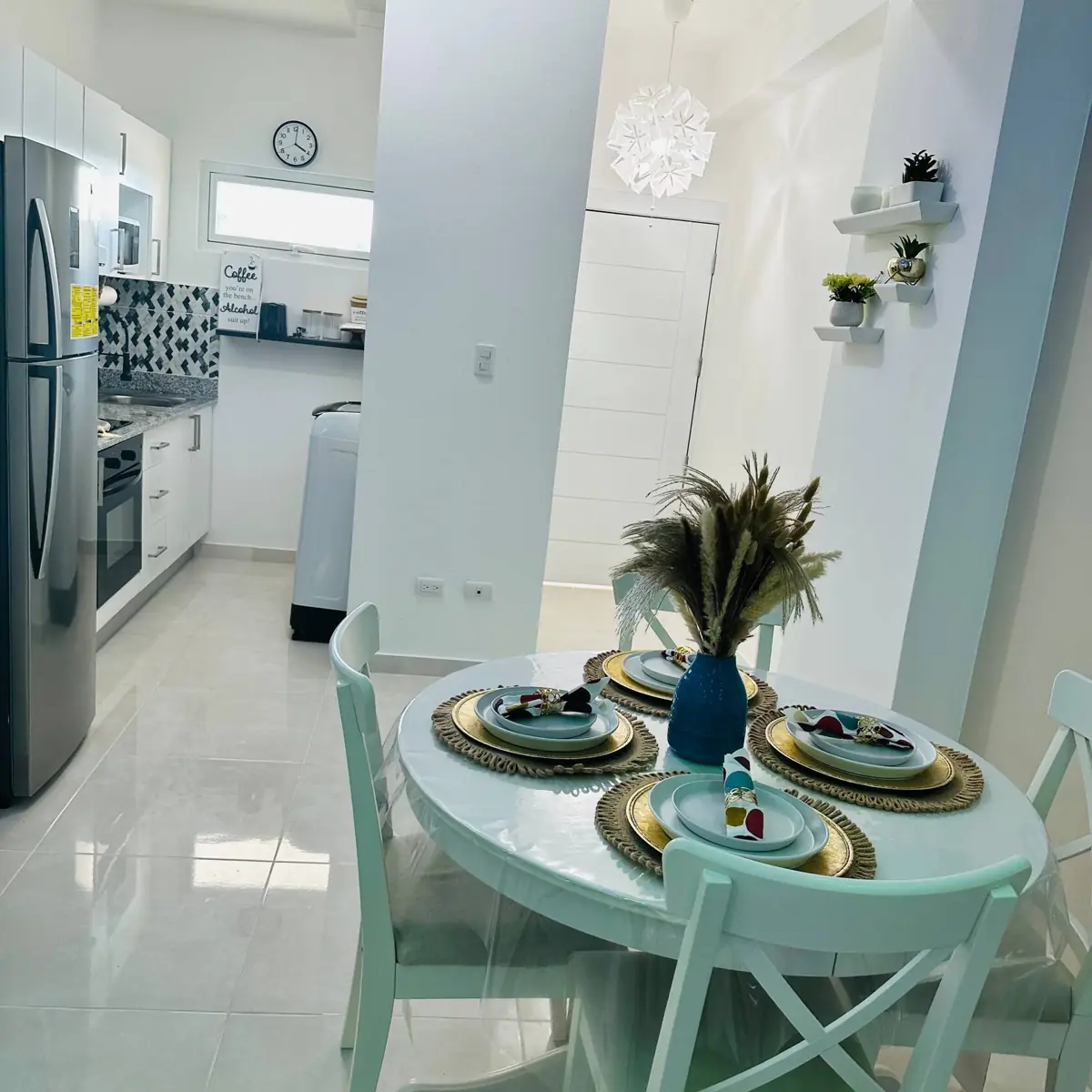 Comedor redondo decorado junto a la cocina en un apartamento de Tepuy Juan Dolio