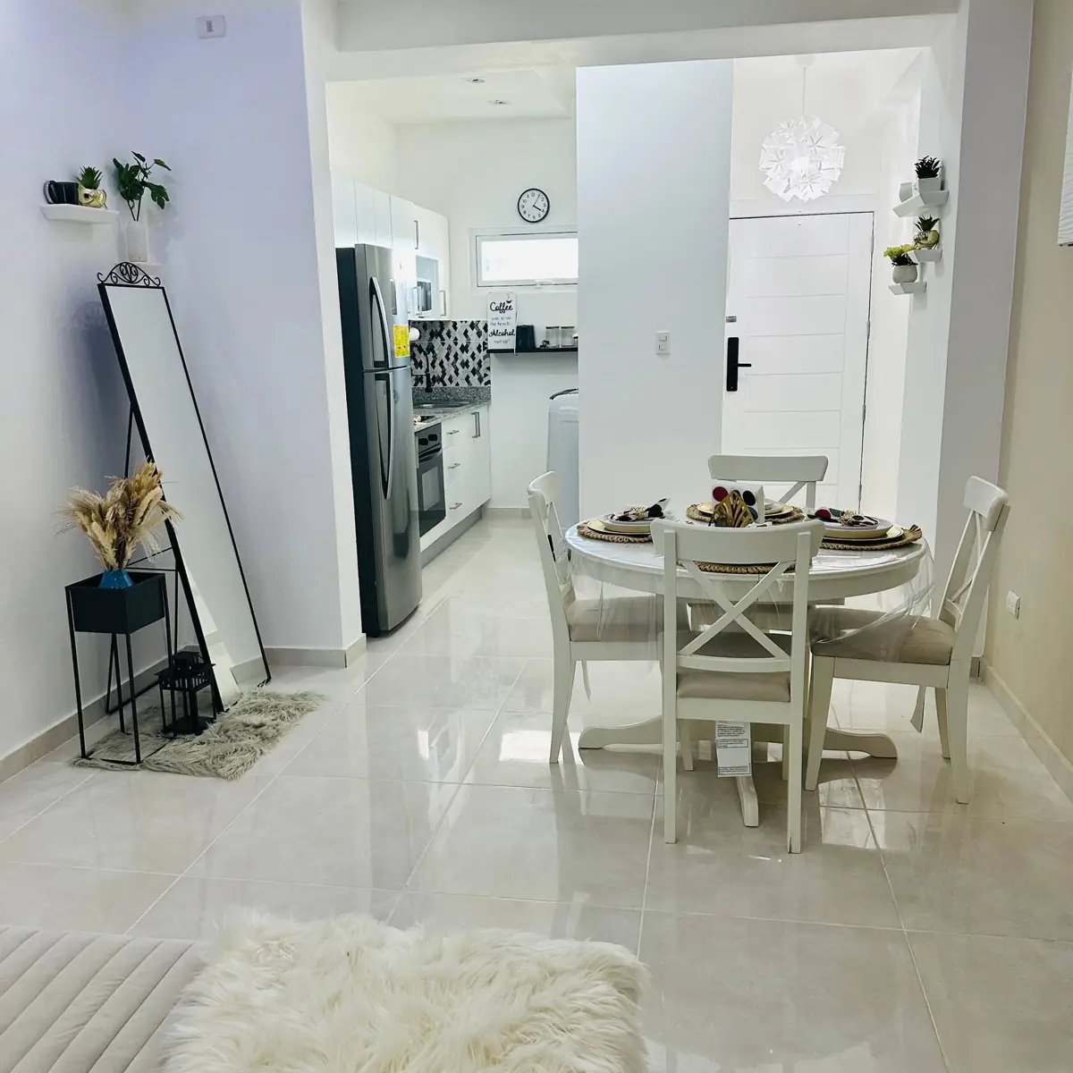 Comedor y cocina de un apartamento amueblado en Tepuy Juan Dolio