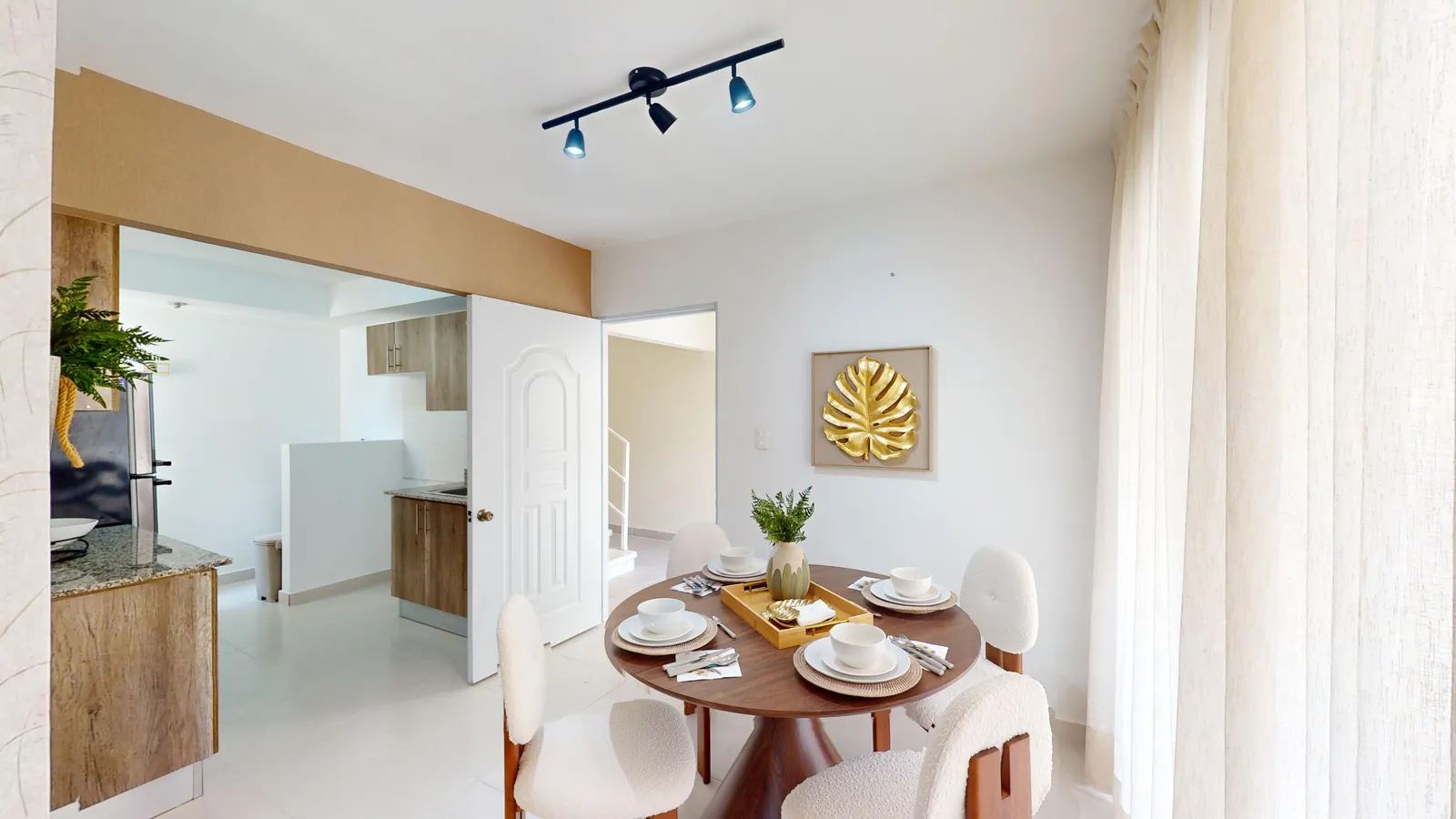Comedor y puerta de entrada del apartamento modelo del Residencial Don Galo J. Mariot