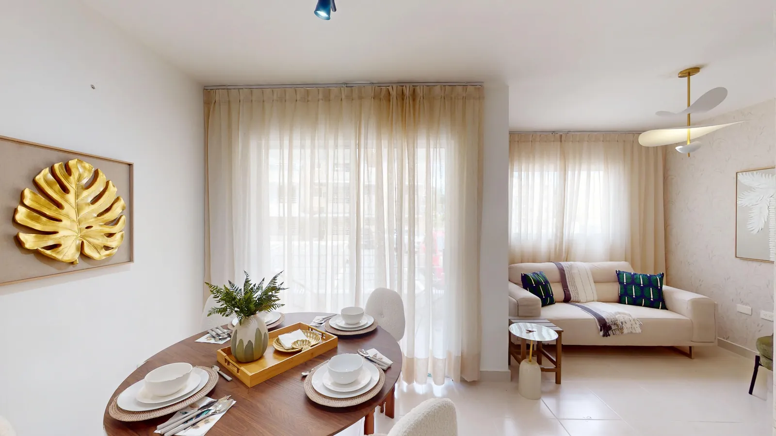 Comedor y sala con luz natural en el apartamento modelo del Residencial Don Galo J. Mariot