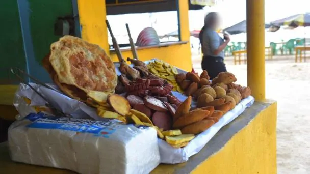 Frituras de pescado, catibías, tostones y yaniqueques en una caseta amarilla de la playa de Andrés
