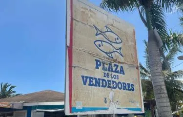 Letrero de la Plaza de los Vendedores en la playa de Andrés, Boca Chica