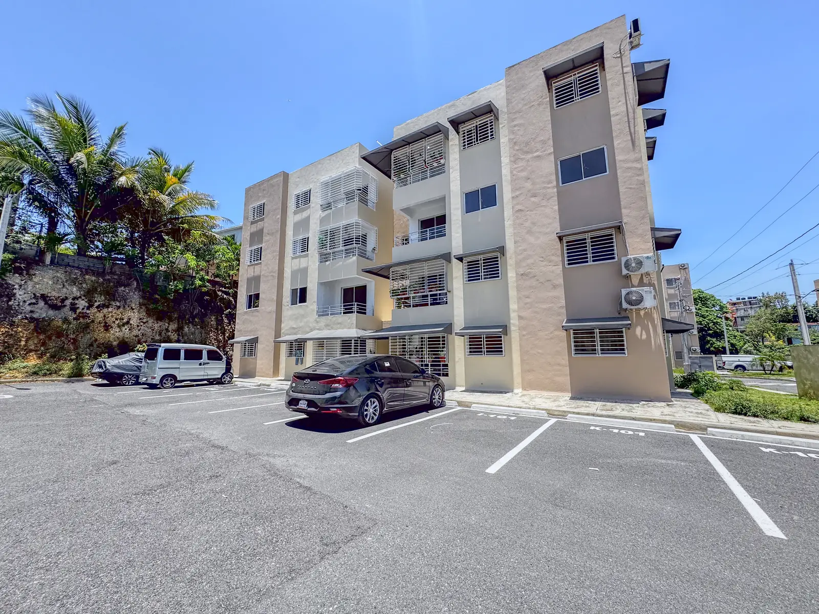 Edificio con parqueos asignados del Residencial Don Galo J. Mariot