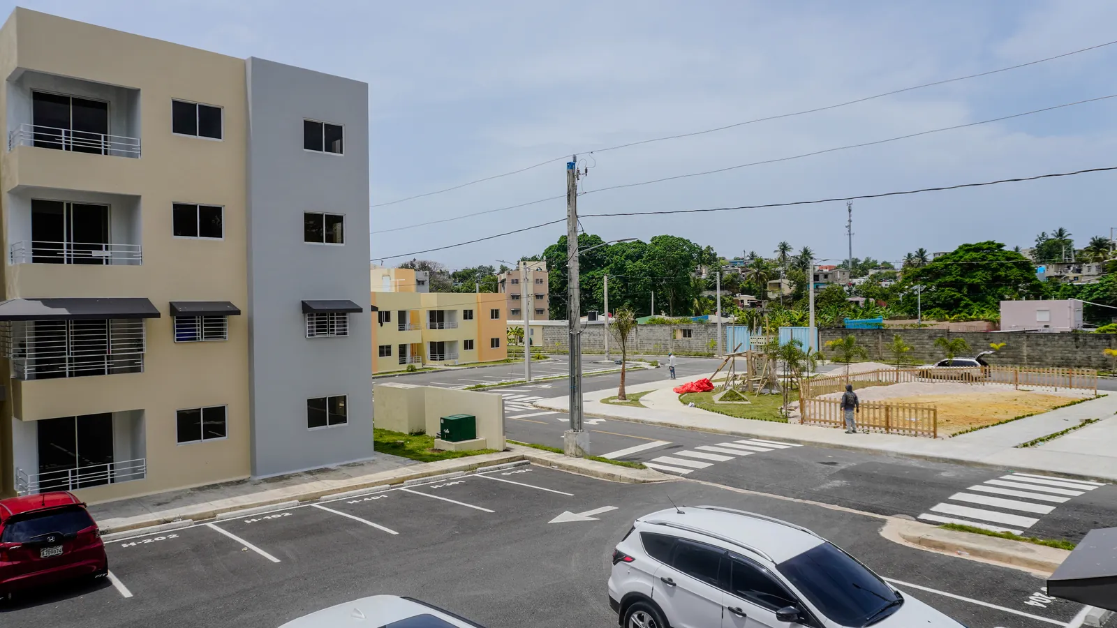 Edificio y área verde del Residencial Don Galo J. Mariot