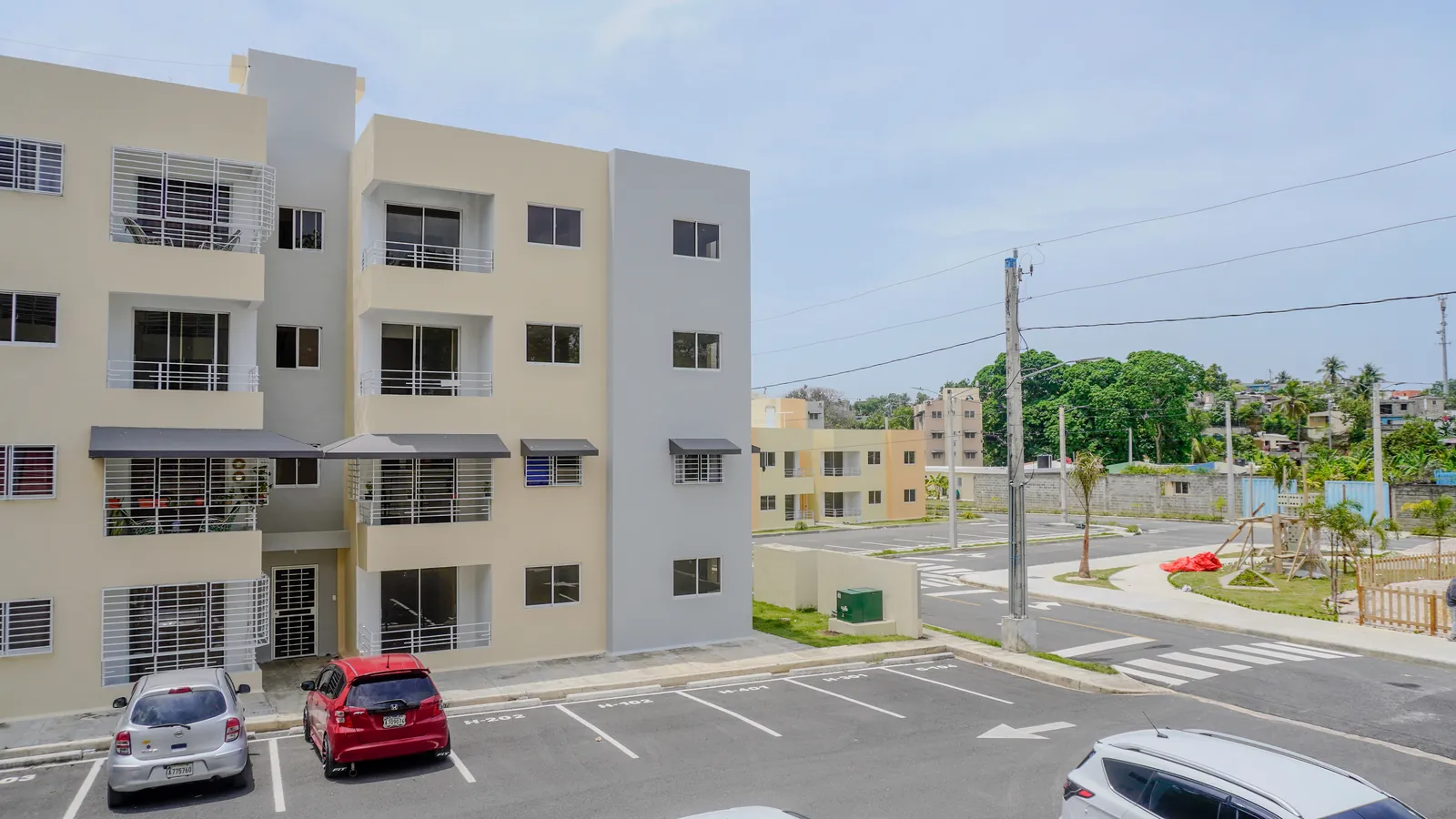 Edificio de 4 niveles y parqueos del Residencial Don Galo J. Mariot