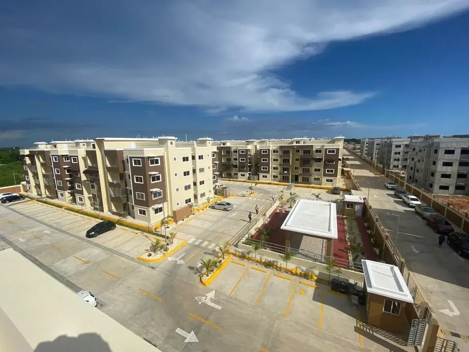 Edificios ya construidos de Parque de las Colinas II con parqueos y caseta de entrada