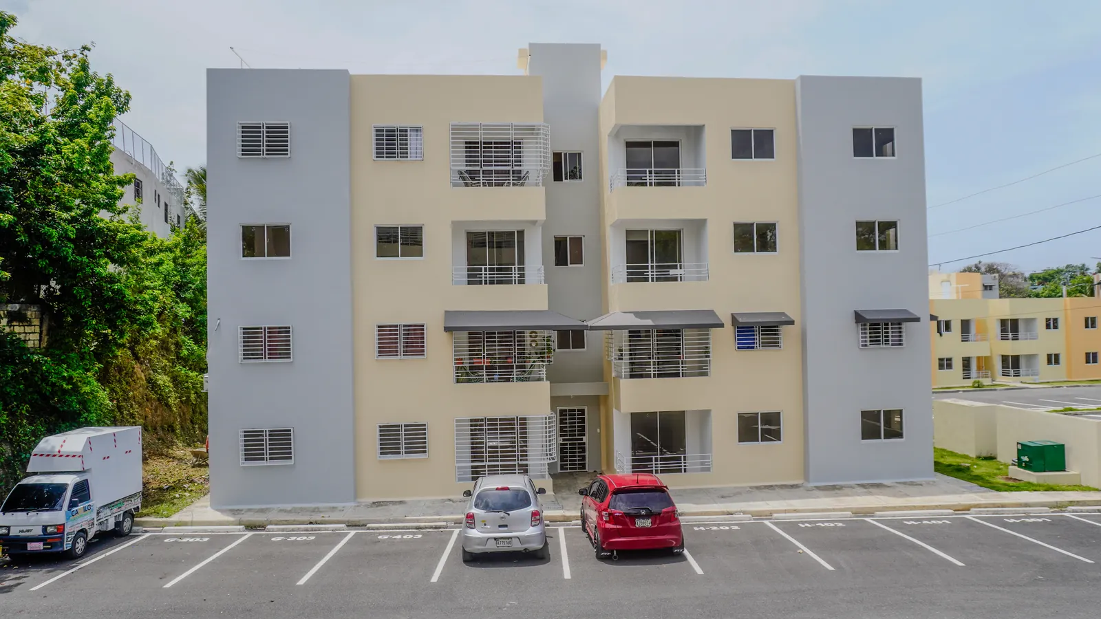 Fachada de un edificio de 4 niveles del Residencial Don Galo J. Mariot