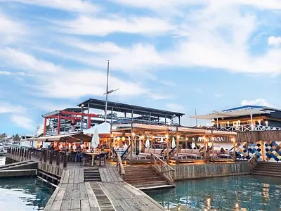 Fachada de La Proa Bistro Marino junto al muelle en Andrés, Boca Chica