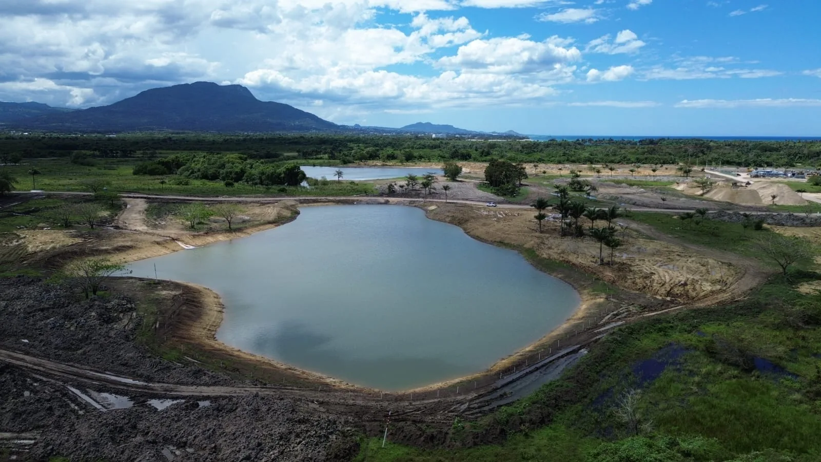 Lago del master plan de Punta Bergantín ya excavado, con la montaña de Puerto Plata al fondo