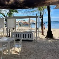 Cabaña blanca de Mie by Sporting Club frente a la playa de Boca Chica