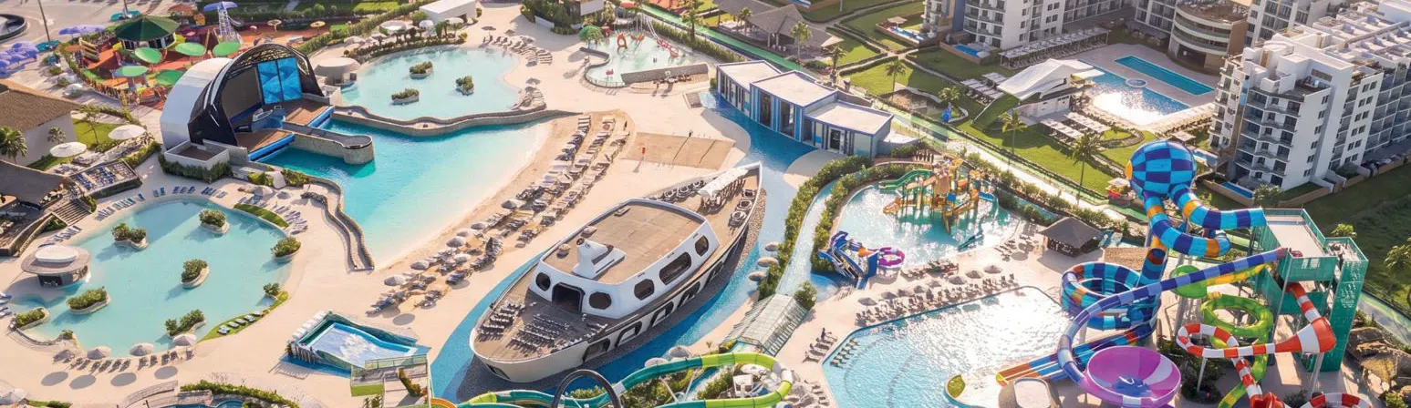 Vista panorámica del parque temático de Cruise On Land Punta Cana con la playa artificial, el parque acuático y los condohoteles
