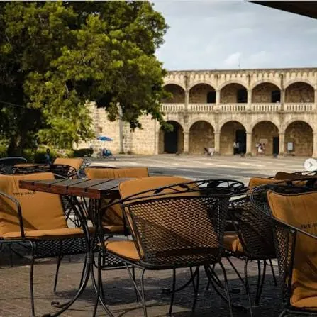 Mesas de la terraza de Pat'e Palo frente al Alcázar de Colón, en la Plaza de España de Santo Domingo
