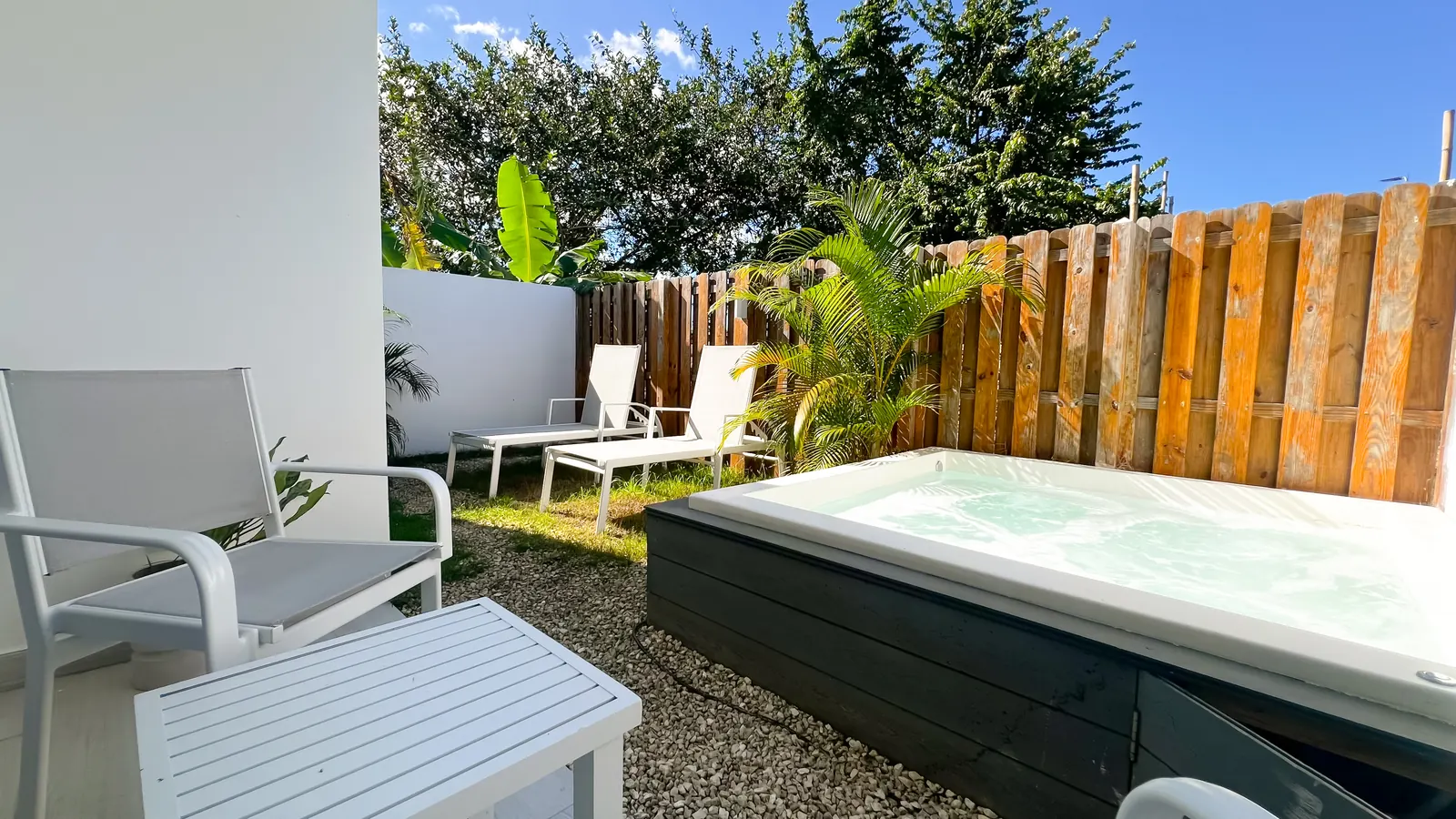 Patio privado con jacuzzi de un apartamento de primer nivel en Cruise On Land Punta Cana